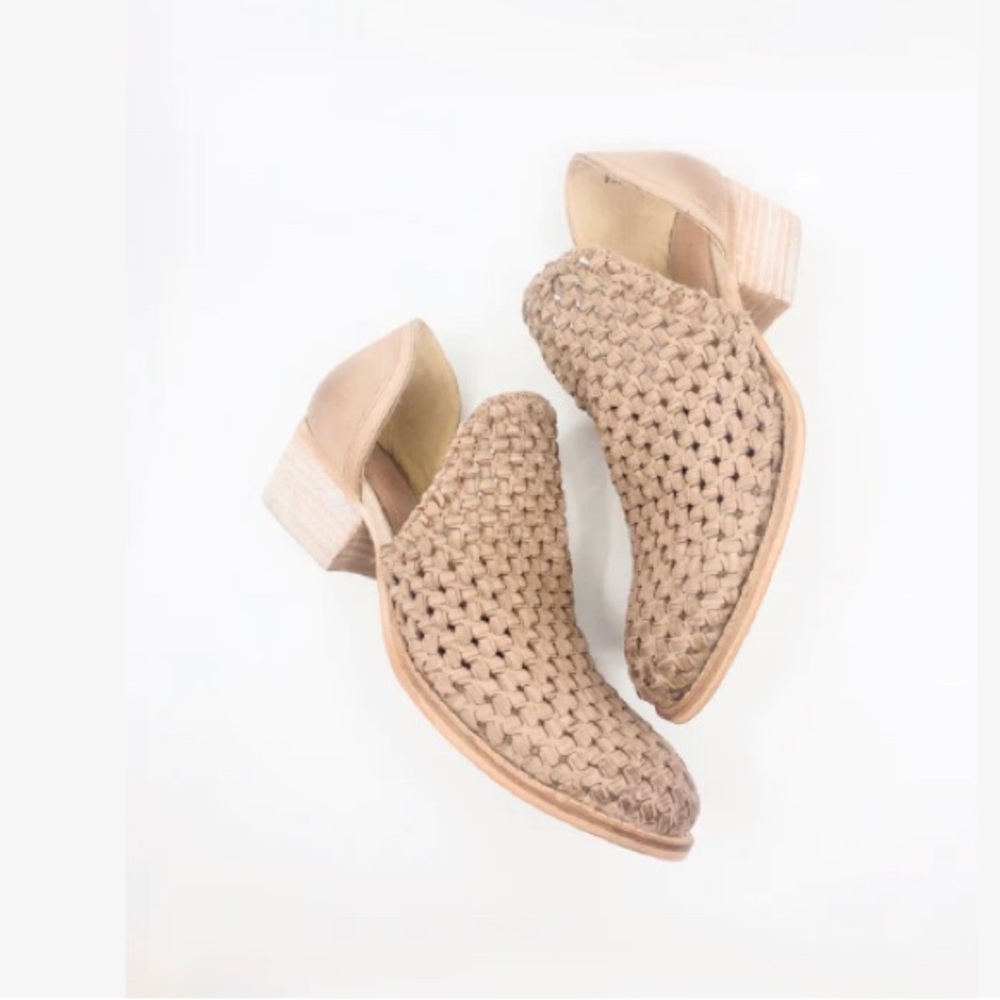 Slayte shoe bootie slip on nwt off- white tan